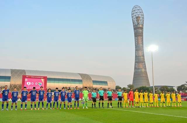 (251116) -- DOHA, Nov. 16, 2025 -- Players and referees line up prior to the round of 32 football match between Japan and South Africa at FIFA U17, U 17 World cup Qatar 2025 in Doha, Qatar, on Nov. 15, 2025. (Photo by Xinhua) (SP)QATAR-DOHA-FOOTBALL-FIFA U17 WORLD CUP 2025-JAPAN VS SOUTH AFRICA Nikku 