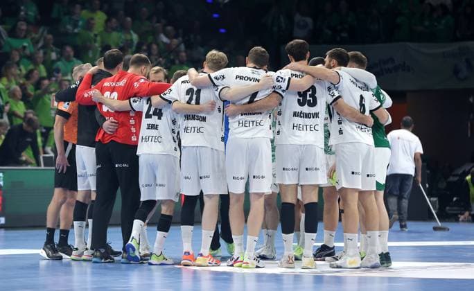 Kiel team circle swearing in before the start of the match Ritual Sport Handball HBL Bundesliga Men 12 Matchday Season 2025 2026 15 11 2025 Füchse Berlin vs THW Kiel