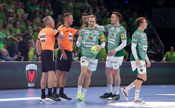 Referees Robert Schulze, Tobias Tönnies welcome players Mathias Gidsel, Lasse Andersson, Tobias Schjoelberg Groendahl Sport Handball HBL Bundesliga Men 12 Matchday Season 2025 2026 15 11 2025 Füchse Berlin vs THW Kiel