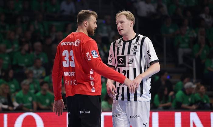 Goalkeeper Andreas Wolff talks to Eric Johansson Upper body action Sport Handball HBL Bundesliga Men 12 Matchday Season 2025 2026 15 11 2025 Füchse Berlin vs THW Kiel