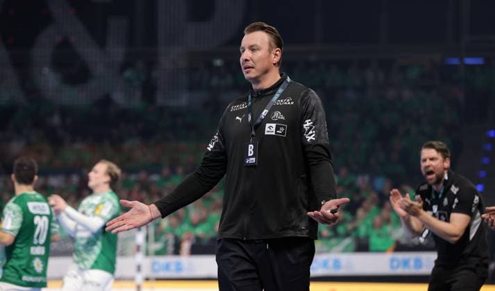 Coach Filip Jicha gesticulating questioningly Upper body action Sport Handball HBL Bundesliga Men 12 Matchday Season 2025 2026 15 11 2025 Füchse Berlin vs THW Kiel
