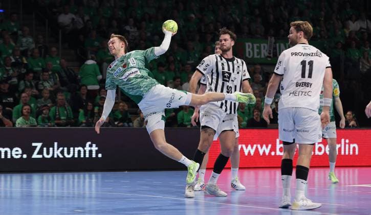 Mathias Gidsel scores a goal, Veron Nacinovic, Petter Overby duel Game scene Action Sport Handball HBL Bundesliga Men 12 Matchday Season 2025 2026 15 11 2025 Füchse Berlin vs THW Kiel