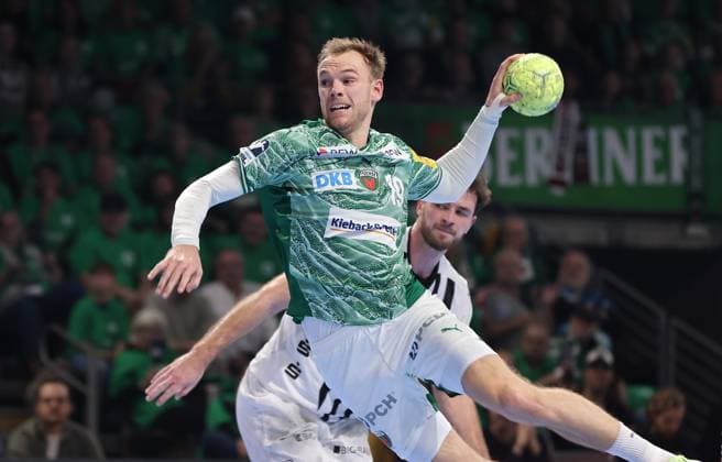 Mathias Gidsel on the ball, Veron Nacinovic duel Match scene Action Sport Handball HBL Bundesliga Men 12 Matchday Season 2025 2026 15 11 2025 Füchse Berlin vs THW Kiel