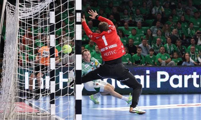 Mathias Gidsel scores a goal against goalkeeper Gonzalo Perez de Vargas duel Game scene Action Sport Handball HBL Bundesliga Men 12 Matchday Season 2025 2026 15 11 2025 Füchse Berlin vs THW Kiel