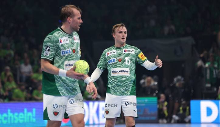 Max Darj on the ball, Tobias Schjoelberg Groendahl shows thumbs up action upper body Sport Handball HBL Bundesliga Men 12 Matchday Season 2025 2026 15 11 2025 Füchse Berlin vs THW Kiel