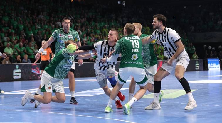 Max Darj, Elias Ellefsen a Skipagotu on the ball, Mathias Gidsel, Matthes Langhoff, Veron Nacinovic duel Game scene Action Sport Handball HBL Bundesliga Men 12 Matchday Season 2025 2026 15 11 2025 Füchse Berlin vs THW Kiel
