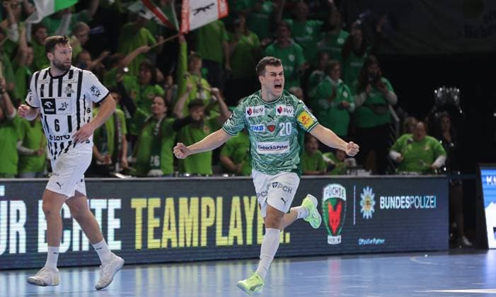 Harald Reinkind, Tim Freihöfer cheers after goal Joy Emotion Cheers Sport Handball HBL Bundesliga Men 12 Matchday Season 2025 2026 15 11 2025 Füchse Berlin vs THW Kiel