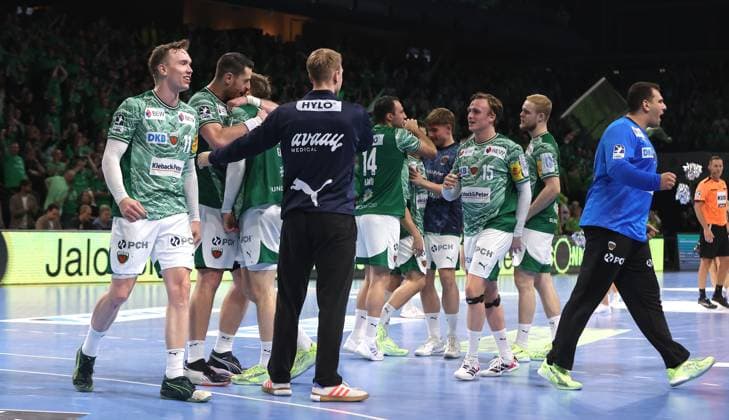 Füchse team cheers after the end of the match Joy Emotion Cheers Final cheer Sport Handball HBL Bundesliga Men 12 Matchday Season 2025 2026 15 11 2025 Füchse Berlin vs THW Kiel