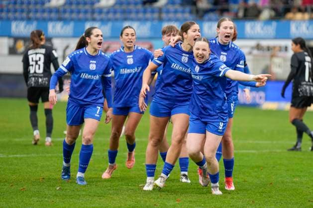 16 11 2025, Hänsch Arena, Meppen, GER, 2 Bundesliga, Women SV Meppen vs. Viktoria Berlin, Cheering after 1 0, Penalty kick by Anouk Blaschka SV Meppen 10 , Center DFL REGULATIONS PROHIBIT ANY USE OF PHOTOGRAPHS AS IMAGE SEQUENCES AND OR QUASI VIDEO Meppen Lower Saxony Germany Hänsch Arena