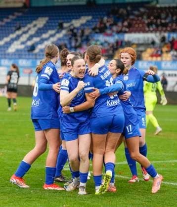 16 11 2025, Hänsch Arena, Meppen, GER, 2 Bundesliga, Women SV Meppen vs. Viktoria Berlin, Cheering after 1 0, Penalty kick by Anouk Blaschka SV Meppen 10 , Center DFL REGULATIONS PROHIBIT ANY USE OF PHOTOGRAPHS AS IMAGE SEQUENCES AND OR QUASI VIDEO Meppen Lower Saxony Germany Hänsch Arena