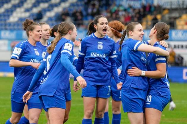 16 11 2025, Hänsch Arena, Meppen, GER, 2 Bundesliga, Women SV Meppen vs. Viktoria Berlin, cheering after 1 0, penalty kick by Anouk Blaschka SV Meppen 10 , right DFL REGULATIONS PROHIBIT ANY USE OF PHOTOGRAPHS AS IMAGE SEQUENCES AND OR QUASI VIDEO Meppen Lower Saxony Germany Hänsch Arena
