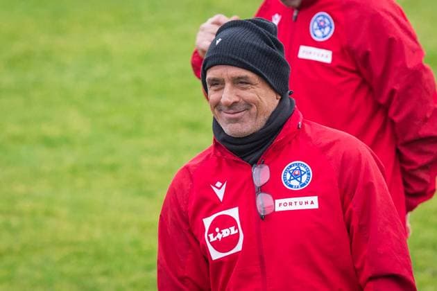 GERMANY SLOVAKIA national team, Nationalteam TRAINING Head coach of Slovakia Francesco Calzona during training ahead of European qualifier of FIFA World Cup, WM, Weltmeisterschaft, Fussball 2026 football match between Slovakia and Germany. Senec, Slovakia, November 16, 2025. Copyright: xx 080A8890