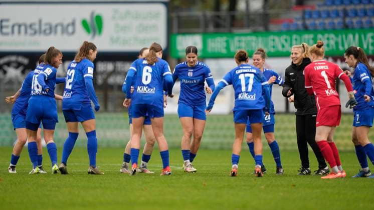 16 11 2025, Hänsch Arena, Meppen, GER, 2 Bundesliga, Frauen SV Meppen vs Viktoria Berlin, die SVM Mädels machen sich warm DFL REGULATIONS PROHIBIT ANY USE OF PHOTOGRAPHS AS IMAGE SEQUENCES AND OR QUASI VIDEO Meppen Lower Saxony Germany Hänsch Arena