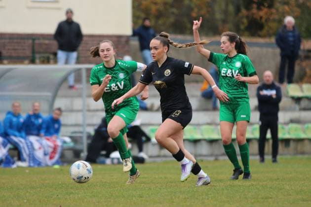 16 11 2025 Soccer Women 2025 2026 Regionalliga Nordost 10 Matchday SV Eintracht Leipzig Süd FC Hansa Rostock Südkampfbahn Leipzig Maleen Jankowski Hansa, black runs offside Leipzig Saxony Germany