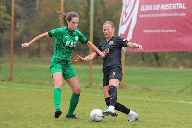 16 11 2025 Soccer Women 2025 2026 Regionalliga Nordost 10 Matchday SV Eintracht Leipzig Süd FC Hansa Rostock Südkampfbahn Leipzig Laura Flügge Leipzig, green in duel with Laurentia Köhler Hansa Leipzig Saxony Germany
