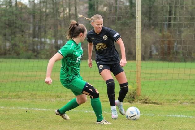 16 11 2025 Soccer Women 2025 2026 Regionalliga Nordost 10 Matchday SV Eintracht Leipzig Süd FC Hansa Rostock Südkampfbahn Leipzig Laurentia Köhler Hansa, black in duel with Laura Birne Leipzig, green Leipzig Saxony Germany