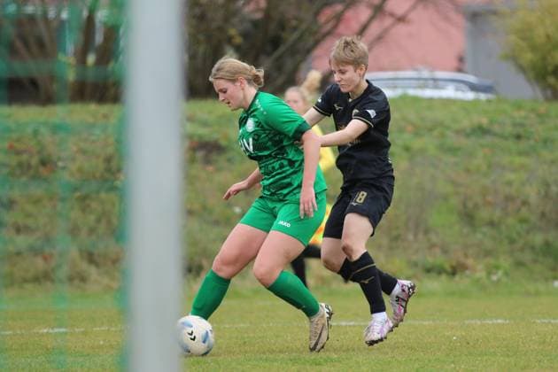 16 11 2025 Soccer Women 2025 2026 Regionalliga Nordost 10 Matchday SV Eintracht Leipzig Süd FC Hansa Rostock Südkampfbahn Leipzig Laura Schubert Leipzig, green in duel with Celine Hanto Hansa, black Leipzig Saxony Germany