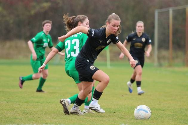 16 11 2025 Soccer Women 2025 2026 Regionalliga Nordost 10 Matchday SV Eintracht Leipzig Süd FC Hansa Rostock Südkampfbahn Leipzig Lara Montzki Hansa, black on the ball In the background Rabea Sophie Haarmann Leipzig Saxony Germany