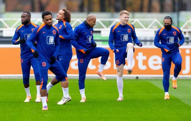 ZEIST - Lutsharel Geertruida, Xavi Simons, Donyell Malen, Jerdy Schouten, and Memphis Depay during the Dutch national football team s training session at the KNVB Campus, ahead of the World Cup qualifier against Lithuania. ANP IRIS VAN DEN BROEK xVIxANPxSportx xxANPxIVx 542243473 originalFilename: 542243473.jpg