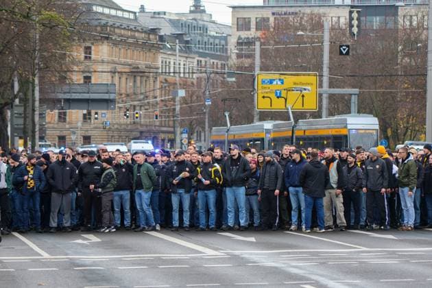 Leipzig Thousands of Ultras demonstrate together Nationwide fan demo started in Leipzig, police deployed on a large scale 16 11 2025 from 11 30 a.m. Leipzig, city area Photographer EHL Media A large-scale demonstration by numerous Ultra groups from all over Germany began in Leipzig at midday on Sunday The background was a nationwide call by various fan scenes to protest against the planned tightening of security by the interior ministers Several groups from different fan camps gathered at various squares, including Wilhelm Leuschner Platz, Richard Wagner Platz, Friedrich List Platz and the Völkerschlachtdenkmal, Several groups from different fan camps gathered at various squares, including supporters from Stuttgart, Munich, Dresden, Cologne, Berlin and Hamburg The police prepared a large-scale operation, as opposing fan camps were also expected and the situation is considered tense The participants were called upon by the organizers to appear in club colors and to refrain from using pyrotechnics and disguises There will be restrictions in the city area during the protest Leipzig Saxony Germany Copyright: xEHLxMediax 20251116_fandemo-leipzig-1_2