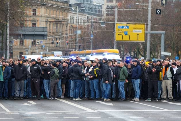 Leipzig Thousands of Ultras demonstrate together Nationwide fan demo started in Leipzig, police deployed on a large scale 16 11 2025 from 11 30 a.m. Leipzig, city area Photographer EHL Media A large-scale demonstration by numerous Ultra groups from all over Germany began in Leipzig at midday on Sunday The background was a nationwide call by various fan scenes to protest against the planned tightening of security by the interior ministers Several groups from different fan camps gathered at various squares, including Wilhelm Leuschner Platz, Richard Wagner Platz, Friedrich List Platz and the Völkerschlachtdenkmal, Several groups from different fan camps gathered at various squares, including supporters from Stuttgart, Munich, Dresden, Cologne, Berlin and Hamburg The police prepared a large-scale operation, as opposing fan camps were also expected and the situation is considered tense The participants were called upon by the organizers to appear in club colors and to refrain from using pyrotechnics and disguises There will be restrictions in the city area during the protest Leipzig Saxony Germany Copyright: xEHLxMediax 20251116_fandemo-leipzig-1_3