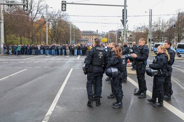 Leipzig Thousands of Ultras demonstrate together Nationwide fan demo started in Leipzig, police deployed on a large scale 16 11 2025 from 11 30 a.m. Leipzig, city area Photographer EHL Media A large-scale demonstration by numerous Ultra groups from all over Germany began in Leipzig at midday on Sunday The background was a nationwide call by various fan scenes to protest against the planned tightening of security by the interior ministers Several groups from different fan camps gathered at various squares, including Wilhelm Leuschner Platz, Richard Wagner Platz, Friedrich List Platz and the Völkerschlachtdenkmal, Several groups from different fan camps gathered at various squares, including supporters from Stuttgart, Munich, Dresden, Cologne, Berlin and Hamburg The police prepared a large-scale operation, as opposing fan camps were also expected and the situation is considered tense The participants were called upon by the organizers to appear in club colors and to refrain from using pyrotechnics and disguises There will be restrictions in the city area during the protest Leipzig Saxony Germany Copyright: xEHLxMediax 20251116_fandemo-leipzig-1_4