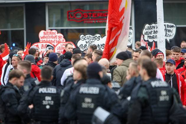 Leipzig Thousands of Ultras demonstrate together Nationwide fan demo started in Leipzig, police deployed on a large scale 16 11 2025 from 11 30 a.m. Leipzig, city area Photographer EHL Media A large-scale demonstration by numerous Ultra groups from all over Germany began in Leipzig at midday on Sunday The background was a nationwide call by various fan scenes to protest against the planned tightening of security by the interior ministers Several groups from different fan camps gathered at various squares, including Wilhelm Leuschner Platz, Richard Wagner Platz, Friedrich List Platz and the Völkerschlachtdenkmal, Several groups from different fan camps gathered at various squares, including supporters from Stuttgart, Munich, Dresden, Cologne, Berlin and Hamburg The police prepared a large-scale operation, as opposing fan camps were also expected and the situation is considered tense The participants were called upon by the organizers to appear in club colors and to refrain from using pyrotechnics and disguises There will be restrictions in the city area during the protest Leipzig Saxony Germany Copyright: xEHLxMediax 20251116_fandemo-leipzig-2_1