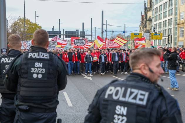 Leipzig Thousands of Ultras demonstrate together Nationwide fan demo started in Leipzig, police deployed on a large scale 16 11 2025 from 11 30 a.m. Leipzig, city area Photographer EHL Media A large-scale demonstration by numerous Ultra groups from all over Germany began in Leipzig at midday on Sunday The background was a nationwide call by various fan scenes to protest against the planned tightening of security by the interior ministers Several groups from different fan camps gathered at various squares, including Wilhelm Leuschner Platz, Richard Wagner Platz, Friedrich List Platz and the Völkerschlachtdenkmal, Several groups from different fan camps gathered at various squares, including supporters from Stuttgart, Munich, Dresden, Cologne, Berlin and Hamburg The police prepared a large-scale operation, as opposing fan camps were also expected and the situation is considered tense The participants were called upon by the organizers to appear in club colors and to refrain from using pyrotechnics and disguises There will be restrictions in the city area during the protest Leipzig Saxony Germany Copyright: xEHLxMediax 20251116_fandemo-leipzig-2_10