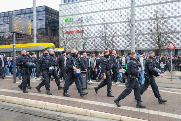 Leipzig Thousands of Ultras demonstrate together Nationwide fan demo started in Leipzig, police deployed on a large scale 16 11 2025 from 11 30 a.m. Leipzig, city area Photographer EHL Media A large-scale demonstration by numerous Ultra groups from all over Germany began in Leipzig at midday on Sunday The background was a nationwide call by various fan scenes to protest against the planned tightening of security by the interior ministers Several groups from different fan camps gathered at various squares, including Wilhelm Leuschner Platz, Richard Wagner Platz, Friedrich List Platz and the Völkerschlachtdenkmal, Several groups from different fan camps gathered at various squares, including supporters from Stuttgart, Munich, Dresden, Cologne, Berlin and Hamburg The police prepared a large-scale operation, as opposing fan camps were also expected and the situation is considered tense The participants were called upon by the organizers to appear in club colors and to refrain from using pyrotechnics and disguises There will be restrictions in the city area during the protest Leipzig Saxony Germany Copyright: xEHLxMediax 20251116_fandemo-leipzig-2_3