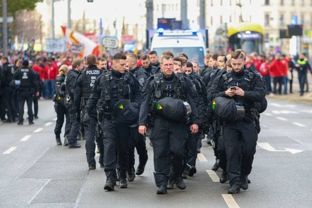 Leipzig Thousands of Ultras demonstrate together Nationwide fan demo started in Leipzig, police deployed on a large scale 16 11 2025 from 11 30 a.m. Leipzig, city area Photographer EHL Media A large-scale demonstration by numerous Ultra groups from all over Germany began in Leipzig at midday on Sunday The background was a nationwide call by various fan scenes to protest against the planned tightening of security by the interior ministers Several groups from different fan camps gathered at various squares, including Wilhelm Leuschner Platz, Richard Wagner Platz, Friedrich List Platz and the Völkerschlachtdenkmal, Several groups from different fan camps gathered at various squares, including supporters from Stuttgart, Munich, Dresden, Cologne, Berlin and Hamburg The police prepared a large-scale operation, as opposing fan camps were also expected and the situation is considered tense The participants were called upon by the organizers to appear in club colors and to refrain from using pyrotechnics and disguises There will be restrictions in the city area during the protest Leipzig Saxony Germany Copyright: xEHLxMediax 20251116_fandemo-leipzig-2_4
