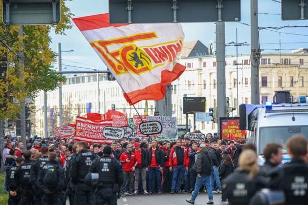Leipzig Thousands of Ultras demonstrate together Nationwide fan demo started in Leipzig, police deployed on a large scale 16 11 2025 from 11 30 a.m. Leipzig, city area Photographer EHL Media A large-scale demonstration by numerous Ultra groups from all over Germany began in Leipzig at midday on Sunday The background was a nationwide call by various fan scenes to protest against the planned tightening of security by the interior ministers Several groups from different fan camps gathered at various squares, including Wilhelm Leuschner Platz, Richard Wagner Platz, Friedrich List Platz and the Völkerschlachtdenkmal, Several groups from different fan camps gathered at various squares, including supporters from Stuttgart, Munich, Dresden, Cologne, Berlin and Hamburg The police prepared a large-scale operation, as opposing fan camps were also expected and the situation is considered tense The participants were called upon by the organizers to appear in club colors and to refrain from using pyrotechnics and disguises There will be restrictions in the city area during the protest Leipzig Saxony Germany Copyright: xEHLxMediax 20251116_fandemo-leipzig-2_5
