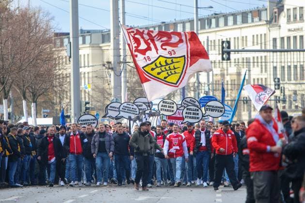 Leipzig Thousands of Ultras demonstrate together Nationwide fan demo started in Leipzig, police deployed on a large scale 16 11 2025 from 11 30 a.m. Leipzig, city area Photographer EHL Media A large-scale demonstration by numerous Ultra groups from all over Germany began in Leipzig at midday on Sunday The background was a nationwide call by various fan scenes to protest against the planned tightening of security by the interior ministers Several groups from different fan camps gathered at various squares, including Wilhelm Leuschner Platz, Richard Wagner Platz, Friedrich List Platz and the Völkerschlachtdenkmal, Several groups from different fan camps gathered at various squares, including supporters from Stuttgart, Munich, Dresden, Cologne, Berlin and Hamburg The police prepared a large-scale operation, as opposing fan camps were also expected and the situation is considered tense The participants were called upon by the organizers to appear in club colors and to refrain from using pyrotechnics and disguises There will be restrictions in the city area during the protest Leipzig Saxony Germany Copyright: xEHLxMediax 20251116_fandemo-leipzig-2_6