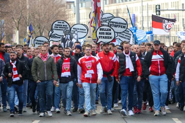 Leipzig Thousands of Ultras demonstrate together Nationwide fan demo started in Leipzig, police deployed on a large scale 16 11 2025 from 11 30 a.m. Leipzig, city area Photographer EHL Media A large-scale demonstration by numerous Ultra groups from all over Germany began in Leipzig at midday on Sunday The background was a nationwide call by various fan scenes to protest against the planned tightening of security by the interior ministers Several groups from different fan camps gathered at various squares, including Wilhelm Leuschner Platz, Richard Wagner Platz, Friedrich List Platz and the Völkerschlachtdenkmal, Several groups from different fan camps gathered at various squares, including supporters from Stuttgart, Munich, Dresden, Cologne, Berlin and Hamburg The police prepared a large-scale operation, as opposing fan camps were also expected and the situation is considered tense The participants were called upon by the organizers to appear in club colors and to refrain from using pyrotechnics and disguises There will be restrictions in the city area during the protest Leipzig Saxony Germany Copyright: xEHLxMediax 20251116_fandemo-leipzig-2_8