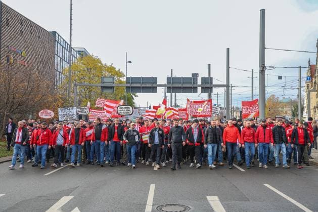 Leipzig Thousands of Ultras demonstrate together Nationwide fan demo started in Leipzig, police deployed on a large scale 16 11 2025 from 11 30 a.m. Leipzig, city area Photographer EHL Media A large-scale demonstration by numerous Ultra groups from all over Germany began in Leipzig at midday on Sunday The background was a nationwide call by various fan scenes to protest against the planned tightening of security by the interior ministers Several groups from different fan camps gathered at various squares, including Wilhelm Leuschner Platz, Richard Wagner Platz, Friedrich List Platz and the Völkerschlachtdenkmal, Several groups from different fan camps gathered at various squares, including supporters from Stuttgart, Munich, Dresden, Cologne, Berlin and Hamburg The police prepared a large-scale operation, as opposing fan camps were also expected and the situation is considered tense The participants were called upon by the organizers to appear in club colors and to refrain from using pyrotechnics and disguises There will be restrictions in the city area during the protest Leipzig Saxony Germany Copyright: xEHLxMediax 20251116_fandemo-leipzig-2_9