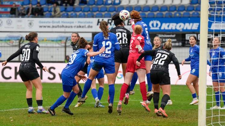 16 11 2025, Hänsch Arena, Meppen, GER, 2 Bundesliga, Women SV Meppen vs Viktoria Berlin, TW Thea Farwick SV Meppen 1 in action DFL REGULATIONS PROHIBIT ANY USE OF PHOTOGRAPHS AS IMAGE SEQUENCES AND OR QUASI VIDEO Meppen Lower Saxony Germany Hänsch Arena