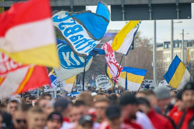 Leipzig Thousands of Ultras demonstrate together Nationwide fan demo started in Leipzig, police deployed on a large scale 16 11 2025 from 11 30 a.m. Leipzig, city area Photographer EHL Media A large-scale demonstration by numerous Ultra groups from all over Germany began in Leipzig at midday on Sunday The background was a nationwide call by various fan scenes to protest against the planned tightening of security by the interior ministers Several groups from different fan camps gathered at various squares, including Wilhelm Leuschner Platz, Richard Wagner Platz, Friedrich List Platz and the Völkerschlachtdenkmal, Several groups from different fan camps gathered at various squares, including supporters from Stuttgart, Munich, Dresden, Cologne, Berlin and Hamburg The police prepared a large-scale operation, as opposing fan camps were also expected and the situation is considered tense The participants were called upon by the organizers to appear in club colors and to refrain from using pyrotechnics and disguises There will be restrictions in the city area during the protest Leipzig Saxony Germany Copyright: xEHLxMediax 20251116_fandemo-leipzig-3_1