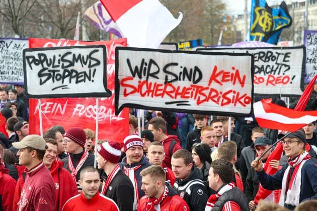 Leipzig Thousands of Ultras demonstrate together Nationwide fan demo started in Leipzig, police deployed on a large scale 16 11 2025 from 11 30 a.m. Leipzig, city area Photographer EHL Media A large-scale demonstration by numerous Ultra groups from all over Germany began in Leipzig at midday on Sunday The background was a nationwide call by various fan scenes to protest against the planned tightening of security by the interior ministers Several groups from different fan camps gathered at various squares, including Wilhelm Leuschner Platz, Richard Wagner Platz, Friedrich List Platz and the Völkerschlachtdenkmal, Several groups from different fan camps gathered at various squares, including supporters from Stuttgart, Munich, Dresden, Cologne, Berlin and Hamburg The police prepared a large-scale operation, as opposing fan camps were also expected and the situation is considered tense The participants were called upon by the organizers to appear in club colors and to refrain from using pyrotechnics and disguises There will be restrictions in the city area during the protest Leipzig Saxony Germany Copyright: xEHLxMediax 20251116_fandemo-leipzig-3_10