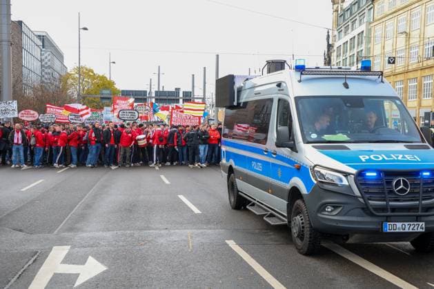 Leipzig Thousands of Ultras demonstrate together Nationwide fan demo started in Leipzig, police deployed on a large scale 16 11 2025 from 11 30 a.m. Leipzig, city area Photographer EHL Media A large-scale demonstration by numerous Ultra groups from all over Germany began in Leipzig at midday on Sunday The background was a nationwide call by various fan scenes to protest against the planned tightening of security by the interior ministers Several groups from different fan camps gathered at various squares, including Wilhelm Leuschner Platz, Richard Wagner Platz, Friedrich List Platz and the Völkerschlachtdenkmal, Several groups from different fan camps gathered at various squares, including supporters from Stuttgart, Munich, Dresden, Cologne, Berlin and Hamburg The police prepared a large-scale operation, as opposing fan camps were also expected and the situation is considered tense The participants were called upon by the organizers to appear in club colors and to refrain from using pyrotechnics and disguises There will be restrictions in the city area during the protest Leipzig Saxony Germany Copyright: xEHLxMediax 20251116_fandemo-leipzig-3_2