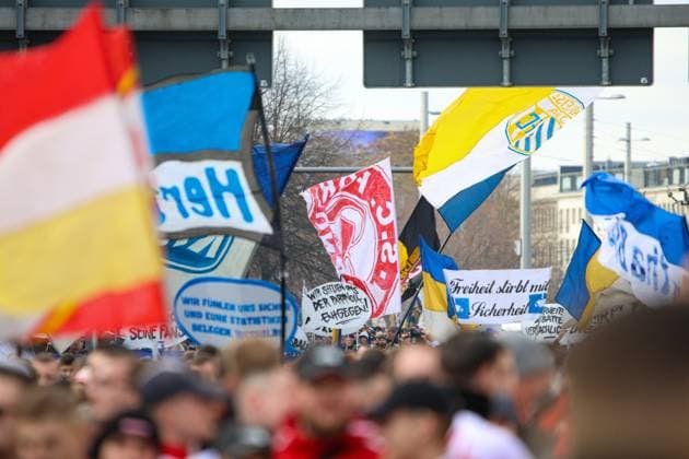 Leipzig Thousands of Ultras demonstrate together Nationwide fan demo started in Leipzig, police deployed on a large scale 16 11 2025 from 11 30 a.m. Leipzig, city area Photographer EHL Media A large-scale demonstration by numerous Ultra groups from all over Germany began in Leipzig at midday on Sunday The background was a nationwide call by various fan scenes to protest against the planned tightening of security by the interior ministers Several groups from different fan camps gathered at various squares, including Wilhelm Leuschner Platz, Richard Wagner Platz, Friedrich List Platz and the Völkerschlachtdenkmal, Several groups from different fan camps gathered at various squares, including supporters from Stuttgart, Munich, Dresden, Cologne, Berlin and Hamburg The police prepared a large-scale operation, as opposing fan camps were also expected and the situation is considered tense The participants were called upon by the organizers to appear in club colors and to refrain from using pyrotechnics and disguises There will be restrictions in the city area during the protest Leipzig Saxony Germany Copyright: xEHLxMediax 20251116_fandemo-leipzig-3_3