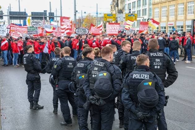 Leipzig Thousands of Ultras demonstrate together Nationwide fan demo started in Leipzig, police deployed on a large scale 16 11 2025 from 11 30 a.m. Leipzig, city area Photographer EHL Media A large-scale demonstration by numerous Ultra groups from all over Germany began in Leipzig at midday on Sunday The background was a nationwide call by various fan scenes to protest against the planned tightening of security by the interior ministers Several groups from different fan camps gathered at various squares, including Wilhelm Leuschner Platz, Richard Wagner Platz, Friedrich List Platz and the Völkerschlachtdenkmal, Several groups from different fan camps gathered at various squares, including supporters from Stuttgart, Munich, Dresden, Cologne, Berlin and Hamburg The police prepared a large-scale operation, as opposing fan camps were also expected and the situation is considered tense The participants were called upon by the organizers to appear in club colors and to refrain from using pyrotechnics and disguises There will be restrictions in the city area during the protest Leipzig Saxony Germany Copyright: xEHLxMediax 20251116_fandemo-leipzig-3_5