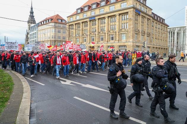 Leipzig Thousands of Ultras demonstrate together Nationwide fan demo started in Leipzig, police deployed on a large scale 16 11 2025 from 11 30 a.m. Leipzig, city area Photographer EHL Media A large-scale demonstration by numerous Ultra groups from all over Germany began in Leipzig at midday on Sunday The background was a nationwide call by various fan scenes to protest against the planned tightening of security by the interior ministers Several groups from different fan camps gathered at various squares, including Wilhelm Leuschner Platz, Richard Wagner Platz, Friedrich List Platz and the Völkerschlachtdenkmal, Several groups from different fan camps gathered at various squares, including supporters from Stuttgart, Munich, Dresden, Cologne, Berlin and Hamburg The police prepared a large-scale operation, as opposing fan camps were also expected and the situation is considered tense The participants were called upon by the organizers to appear in club colors and to refrain from using pyrotechnics and disguises There will be restrictions in the city area during the protest Leipzig Saxony Germany Copyright: xEHLxMediax 20251116_fandemo-leipzig-3_6
