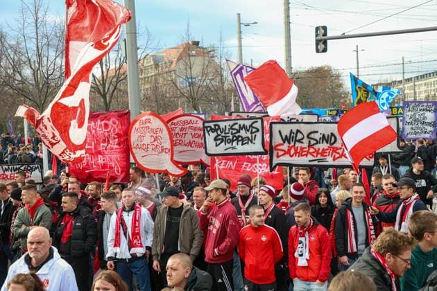 Leipzig Thousands of Ultras demonstrate together Nationwide fan demo started in Leipzig, police deployed on a large scale 16 11 2025 from 11 30 a.m. Leipzig, city area Photographer EHL Media A large-scale demonstration by numerous Ultra groups from all over Germany began in Leipzig at midday on Sunday The background was a nationwide call by various fan scenes to protest against the planned tightening of security by the interior ministers Several groups from different fan camps gathered at various squares, including Wilhelm Leuschner Platz, Richard Wagner Platz, Friedrich List Platz and the Völkerschlachtdenkmal, Several groups from different fan camps gathered at various squares, including supporters from Stuttgart, Munich, Dresden, Cologne, Berlin and Hamburg The police prepared a large-scale operation, as opposing fan camps were also expected and the situation is considered tense The participants were called upon by the organizers to appear in club colors and to refrain from using pyrotechnics and disguises There will be restrictions in the city area during the protest Leipzig Saxony Germany Copyright: xEHLxMediax 20251116_fandemo-leipzig-3_9