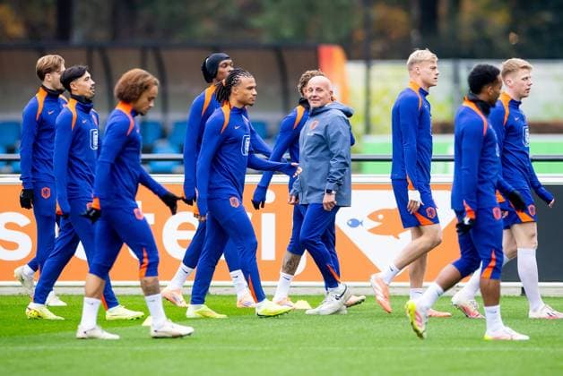 ZEIST - Luciano Valente, Tiijani Reijnders, Xavi Simons, Emanuel Emegha, Nathan AkÃ , fitness coach Rene Wormhoudt, Jan Paul van Hecke, Quinten Timber, and Jerdy Schouten during the Dutch national football team s training session at the KNVB Campus, ahead of the World Cup qualifier against Lithuania. ANP IRIS VAN DEN BROEK xVIxANPxSportx xxANPxIVx 542244515 originalFilename: 542244515.jpg