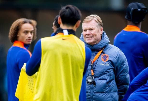 ZEIST - National coach Ronald Koeman talks with Tiijani Reijnders during the Dutch national team, Nationalteam s training session at the KNVB Campus, ahead of the World Cup qualifier against Lithuania. ANP IRIS VAN DEN BROEK xVIxANPxSportx xxANPxIVx 542244749 originalFilename: 542244749.jpg