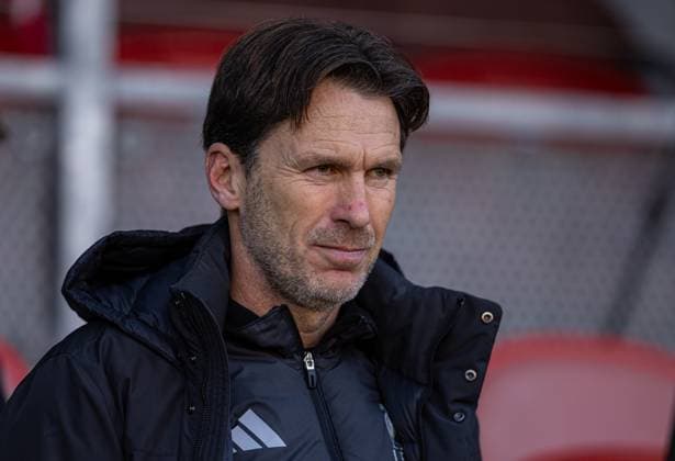Football - FA Women™s Super League - Liverpool FC Women v Chelsea FC Women ST HELENS, ENGLAND - Sunday, November 16, 2025: Liverpool s manager Gareth Taylor during the FA Women™s Super League match between Liverpool FC Women and Chelsea FC Women at the St Helens Stadium. (Photo by David Rawcliffe Propaganda) ST HELENS St Helens Stadium MERSEYSIDE ENGLAND  Copyright: xPropagandax P2025-11-16-Liverpool_W_Chelsea_W-6