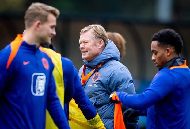 ZEIST - National coach Ronald Koeman (center), Matthijs de Ligt (left), and Quinten Timber (right) during the Dutch national football team s training session at the KNVB Campus, ahead of the World Cup qualifier against Lithuania. ANP IRIS VAN DEN BROEK xVIxANPxSportx xxANPxIVx 542244883 originalFilename: 542244883.jpg