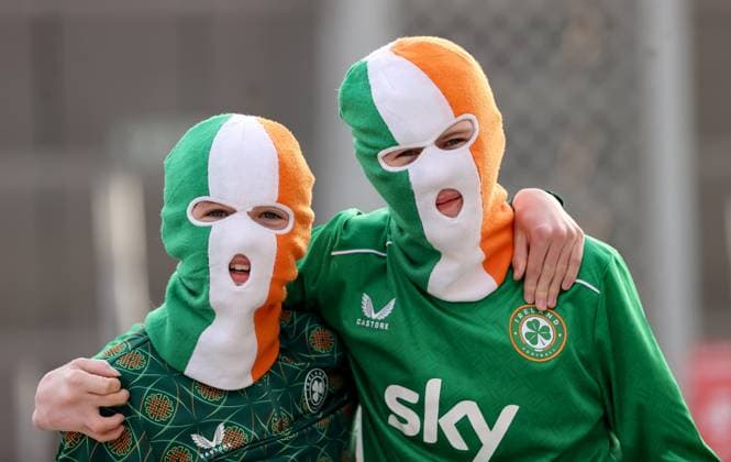 2026 FIFA World Cup, WM, Weltmeisterschaft, Fussball Qualifier Group F, Puskas ArÃ Ireland fans Kai Garland and Killian Kiernan ahead of the game 16 11 2025  Copyright: x INPHO RyanxByrnex RB3_2124