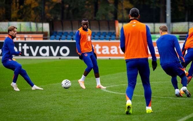 ZEIST - Luciano Valente, Lutsharel Geertruida, Virgil van Dijk, and Matthijs de Ligt during the Dutch national football team s training session at the KNVB Campus, ahead of the World Cup qualifier against Lithuania. ANP IRIS VAN DEN BROEK xVIxANPxSportx xxANPxIVx 542245768 originalFilename: 542245768.jpg