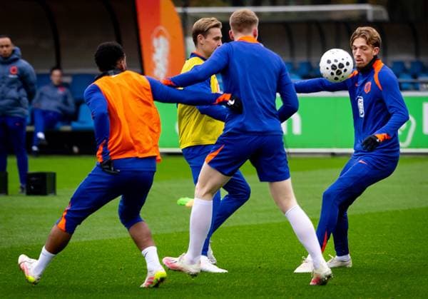 ZEIST - Luciano Valente (R), Jerdy Schouten, Frenkie de Jong, and Quinten Timber during the Dutch national football team s training session at the KNVB Campus, ahead of the World Cup qualifier against Lithuania. ANP IRIS VAN DEN BROEK xVIxANPxSportx xxANPxIVx 542245851 originalFilename: 542245851.jpg