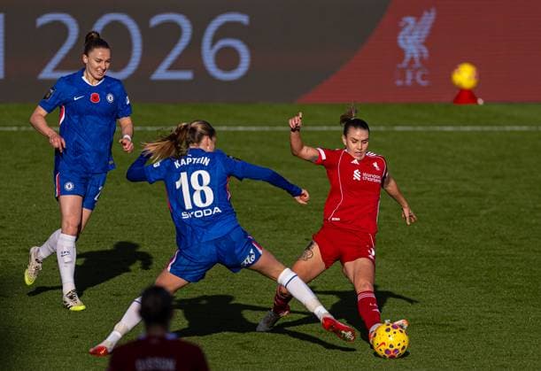 Football - FA Women™s Super League - Liverpool FC Women v Chelsea FC Women ST HELENS, ENGLAND - Sunday, November 16, 2025: Liverpool s Gemma Evans (R) is challenged by Chelsea s Wieke Kaptein during the FA Women™s Super League match between Liverpool FC Women and Chelsea FC Women at the St Helens Stadium. (Photo by David Rawcliffe Propaganda) ST HELENS St Helens Stadium MERSEYSIDE ENGLAND  Copyright: xPropagandax P2025-11-16-Liverpool_W_Chelsea_W-10